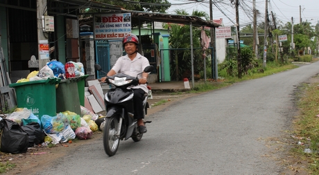 Tuy nhiên, trên các tuyến đường vẫn còn tình trạng rác thải tồn đọng chưa được xử lý thế này.