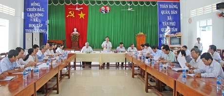 Đoàn làm việc tại xã Tân Phú.