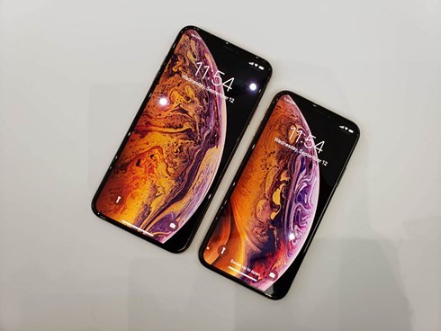 Mẫu iPhone mới có ngoại hình tương tự iPhone X với màn hình khuyết đỉnh, mặt kính và khung kim loại. (Ảnh: Engadget)