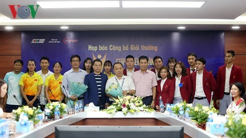 BTC giải thưởng Cúp Chiến thắng chụp ảnh lưu niệm cùng các VĐV trong buổi họp báo. (Ảnh: Vy Vũ)