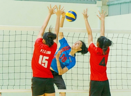 Pha tấn công của Bích Tuyền (10, Truyền hình Vĩnh Long) trước đội VTV Bình Điền Long An.