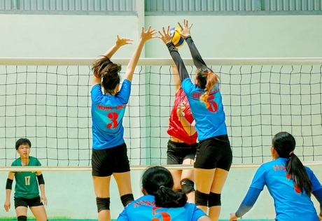 Pha chắn bóng của Hoài My (7), Mỹ Xuyên (2, Truyền hình Vĩnh Long) trước Mỹ Tiên (8, VTV Bình Điền Long An).