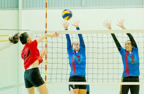 Pha chắn bóng của Ngọc Diệp (3), Bé Ngọc (6, Truyền hình Vĩnh Long) trước Kiều Vy (4, VTV Bình Điền Long An).