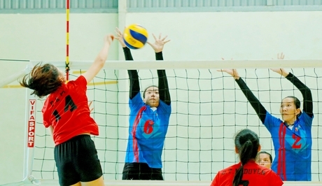 Pha chắn bóng của Ngọc Diệp (3), Bé Ngọc (6, Truyền hình Vĩnh Long) trước Kiều Vy (4, VTV Bình Điền Long An).
