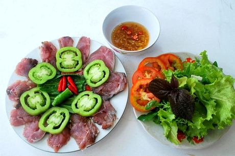 Nguyên liệu để làm món “cá thả mắm lù”.