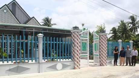 Đời sống vợ chồng ông Cao Hoàng Tài (giữa) ngày càng khấm khá hơn.