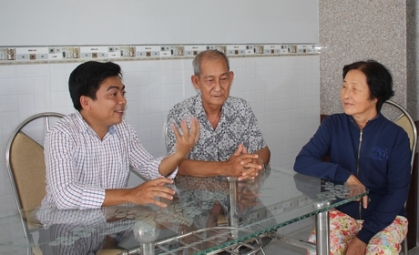 Ông Nguyễn Ngọc Quang (trái) rất đồng tình hiến đất và mong con đường sớm hoàn thành để được thụ hưởng thành quả công trình mang lại.
