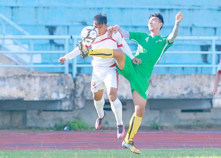 Văn Khang (4, Vĩnh Long, áo xanh) tranh bóng trước Quang Huy (14, Đồng Nai).
