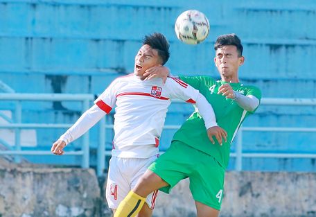 Văn Khang (4, Vĩnh Long, áo xanh) tranh bóng bổng với Quang Huy (14, Đồng Nai).