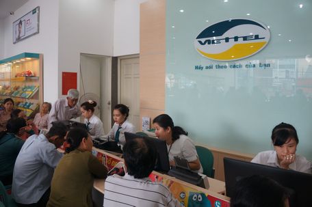 Người dùng điện thoại thông minh sẽ dễ dàng cập nhật danh bạ, riêng người dùng điện thoại phổ thông, các nhà mạng cam kết hỗ trợ tối đa cho nhóm khách hàng này tại các điểm giao dịch.