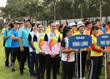  Đoàn VĐV Vĩnh Long tại lễ khai mạc giải.
