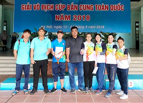 HLV Hồ Thanh Sang (giữa) cùng các VĐV bắn cung Vĩnh Long tại giải lần này.