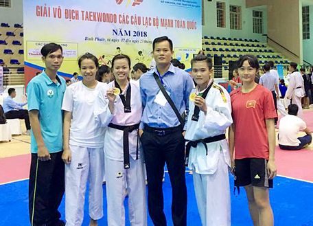 HLV Hồ Quốc Thanh (đứng giữa) cùng các VĐV Vĩnh Long sau khi Ngọc Lánh, Mỹ Linh giành HCV.