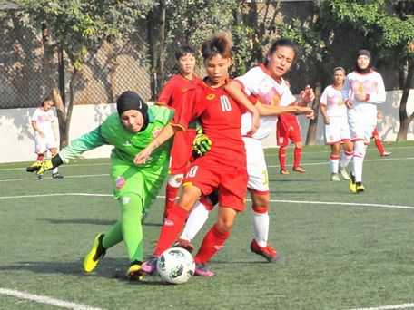 U16 nữ Việt Nam (áo đỏ) có chiến thắng đậm trước U16 Bahrain. (Nguồn: VFF)