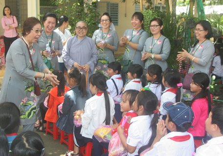  Đoàn tổ chức phát quà trung thu cho học sinh nghèo tại Trường Tiểu học Mỹ Thuận A (Bình Tân).