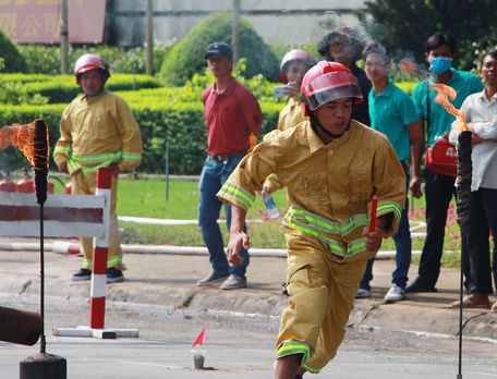 Các đội tranh tài nội dung 400m tiếp sức vượt chướng ngại vật và di chuyển tài sản.