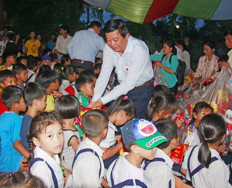  Trung thu với thiếu nhi thêm ấm áp vui tươi bởi sự quan tâm chăm sóc của các cấp, các ngành. Trong ảnh: Ông Bùi Văn Nghiêm- Ủy viên Thường vụ Tỉnh ủy, Phó Chủ tịch Thường trực HĐND tỉnh- tặng quà trung thu cho trẻ em ở xã Thuận Thới.