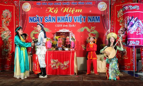 Sau phần lễ, các văn nghệ sĩ giao lưu với một số tiết mục sân khấu ca ngợi Đảng, Bác Hồ, quê hương, đất nước, con người.