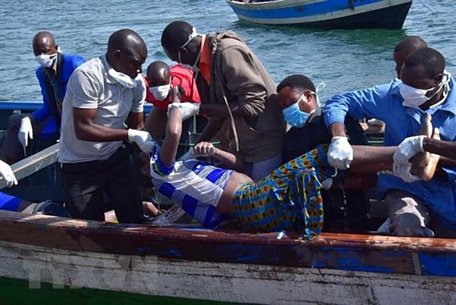 Lực lượng cứu hộ vớt thi thể các nạn nhân trong vụ lật phà MV Nyerere trên hồ Victoria, Tanzania, ngày 21/9/2018. (Ảnh: THX/TTXVN)