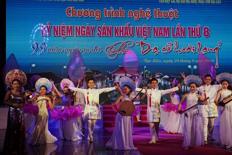 Chương trình nghệ thuật kỷ niệm 99 năm ra đời bản “Dạ cổ hoài lang”. Ảnh: Nhật Hồ.