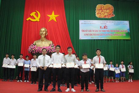 Các học sinh đạt giải nhất nhận chứng nhận.Ảnh: TL