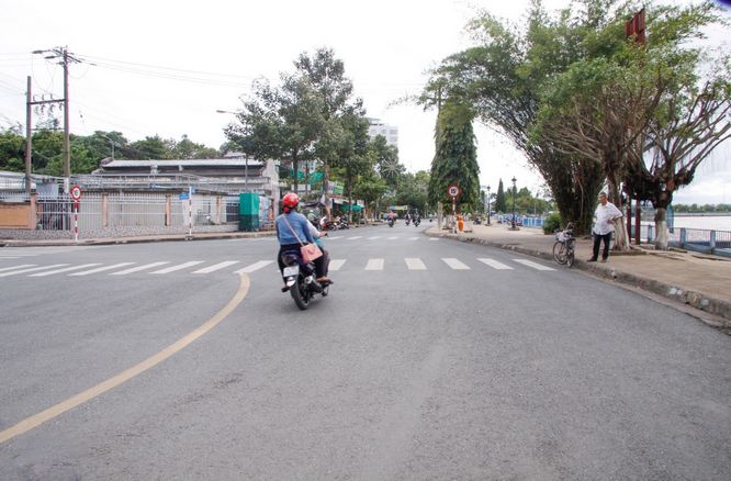 Đến khúc cua đoạn đường Phan Bội Châu và đường Tô Thị Huỳnh- đây cũng là đoạn đường tương đối thẳng, tương tự như đoạn đường 30 Tháng 4 và đường 1 Tháng 5.