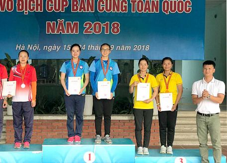 Cặp VĐV đôi nữ Vĩnh Long nhận HCV.
