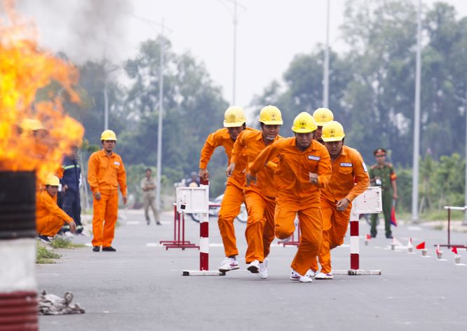 Mở nhanh cổng để tiếp cận đám cháy.