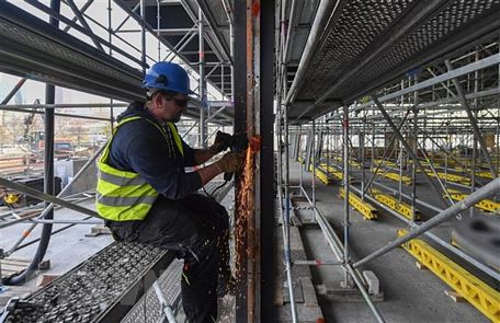 Công nhân làm việc tại một công trường xây dựng ở Berlin, Đức. (Ảnh: AFP/TTXVN)