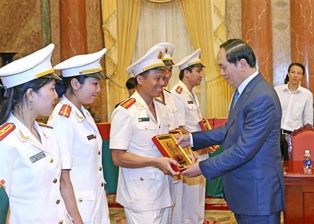 Ngày 8/9/2016, Chủ tịch nước Trần Đại Quang tiếp thân mật Đoàn đại biểu thanh niên Quân đội, Công an tiêu biểu trong phong trào học tập, rèn luyện và làm theo tấm gương đạo đức Hồ Chí Minh giai đoạn 2012-2015. (Ảnh: Nhan Sáng/TTXVN)