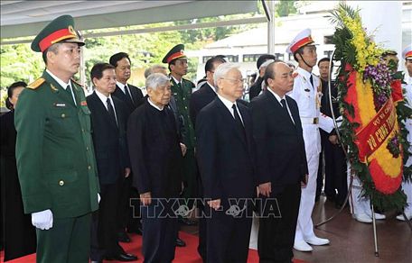 Đoàn Ban Chấp hành Trung ương Đảng Cộng sản Việt Nam, do đồng chí Nguyễn Phú Trọng, Tổng Bí thư Ban Chấp hành Trung ương Đảng làm Trưởng đoàn, viếng Chủ tịch nước Trần Đại Quang. Ảnh: TTXVN