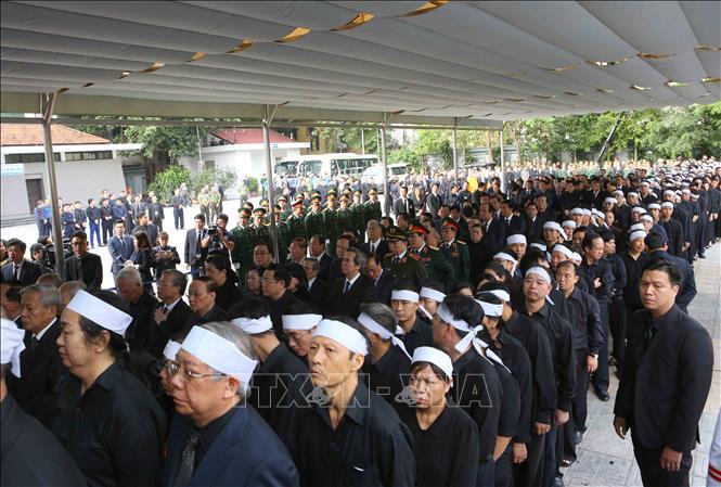 Các đồng chí lãnh đạo, nguyên lãnh đạo Đảng, Nhà nước cùng đông đảo đại diện các cơ quan, ban, ngành Trung ương, địa phương tới viếng Chủ tịch nước Trần Đại Quang.