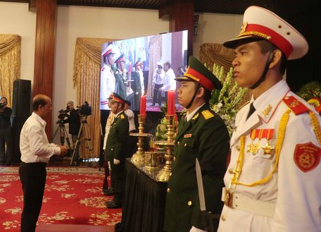 Đồng chí Trương Văn Sáu- Phó Bí thư Thường trực Tỉnh ủy, Chủ tịch HĐND tỉnh- thắp hương tưởng nhớ Chủ tịch nước Trần Đại Quang.