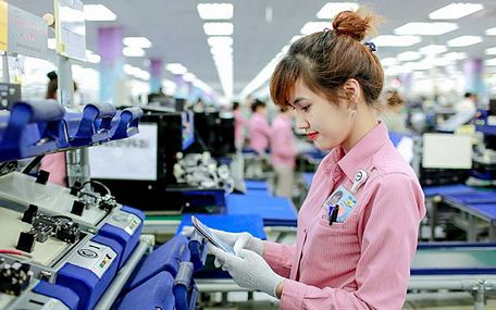 ADB đánh giá cao triển vọng trưởng kinh tế Việt Nam trong ngắn hạn. (Ảnh minh họa: Sản xuất linh kiện điện tử tại nhà máy Samsung Việt Nam tại Bắc Ninh).