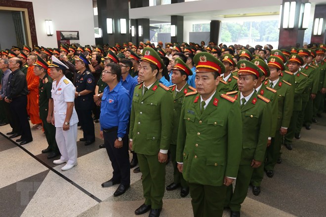  Cán bộ, chiến sĩ và nhân dân các tỉnh thành phố khu vực phía Nam dự Lễ truy điệu Chủ tịch nước Trần Đại Quang tại Hội trường Thống nhất Thành phố Hồ Chí Minh. (Ảnh: Thanh Vũ/TTXVN)