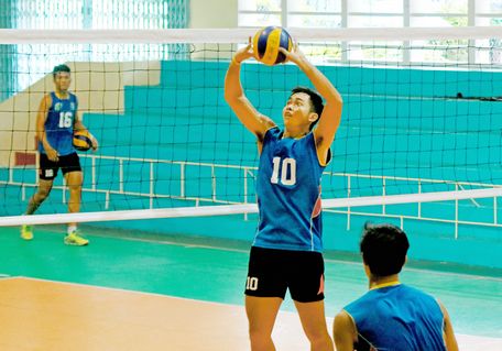 Cựu binh đội XSKT Vĩnh Long, cây chuyền hai của đội tuyển Quốc gia- Văn Tú hiện thi đấu cho đội TP Hồ Chí Minh đang tích cực tập luyện cùng đồng đội.