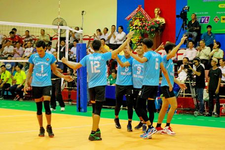 Niềm vui chiến thắng 3-2 của đội XSKT Vĩnh Long trước CSHG Campuchia.