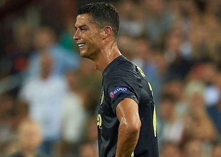 Ronaldo khóc sau khi bị thẻ đỏ. (Nguồn: Daily Mail)