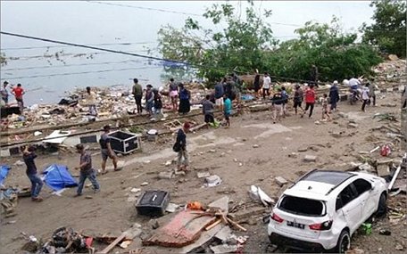 Hiện trường tan hoang sau trận động đất, sóng thần ở Indonesia (Ảnh: AFP)