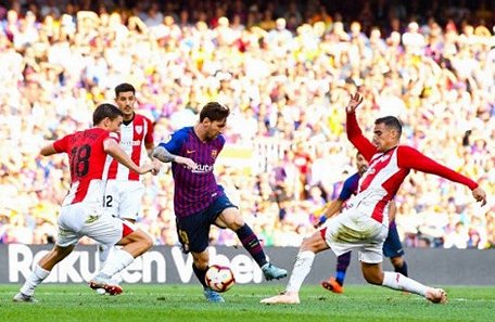 Messi tỏa sáng với pha kiến tạo mang về 1 điểm cho Barca. (Ảnh: Getty). 