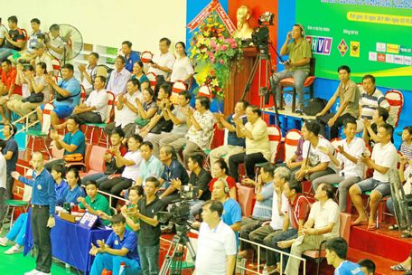 Khán giả đến sân Nhà thi đấu TDTT Vĩnh Long khá đông để cổ vũ cho các đội bóng thi đấu.