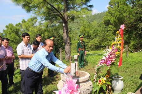 Đoàn thành kính dâng hương trước lăng mộ Đại tướng.