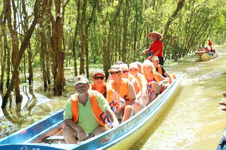  Khách nước ngoài tham quan rừng tràm Trà Sư mùa nước nổi 2018.