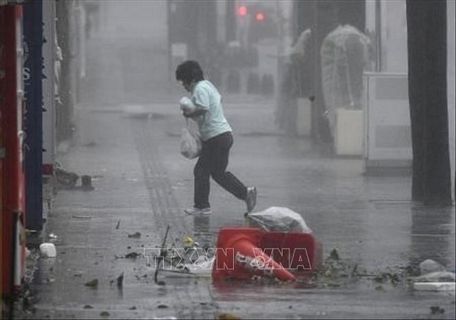 Mưa lớn do ảnh hưởng của bão Trami tại Okinawa, Nhật Bản ngày 29/9/2018. Ảnh: Kyodo/TTXVN