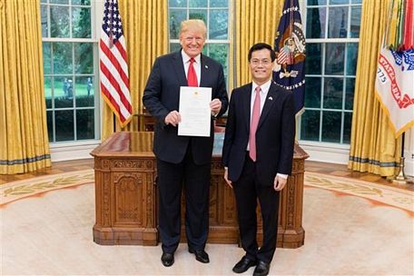 Đại sứ Hà Kim Ngọc trình Quốc thư lên Tổng thống Donald Trump hôm 17/9. (Ảnh: TTXVN phát)