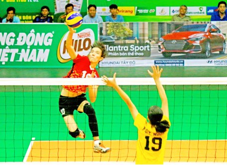 Pha tranh bóng trong trận đấu Truyền hình Vĩnh Long (áo đỏ) thắng VTV Bình Điền Long An 3-0.