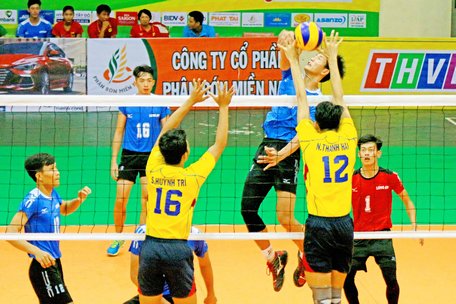 Pha tranh bóng trong trận đấu TP Hồ Chí Minh (áo vàng) thắng Long An 3-0 vào chiều 2/10.