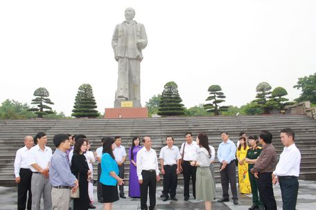 Đoàn đến viếng tượng đài Bác Hồ.