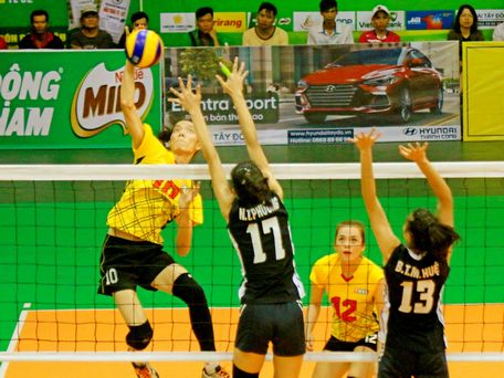 Pha tranh bóng trong trận Truyền hình Vĩnh Long (áo vàng)- Thông tin LienVietPostBank.