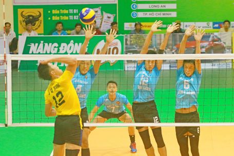  Pha tranh bóng trong trận XSKT Vĩnh Long- Malaysia.